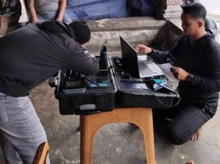 Disdukcapil Konsel saat memberikan pelayanan KTP di Rumah Warga. Foto: Istimewa