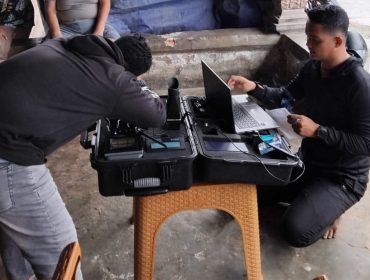 Disdukcapil Konsel saat memberikan pelayanan KTP di Rumah Warga. Foto: Istimewa