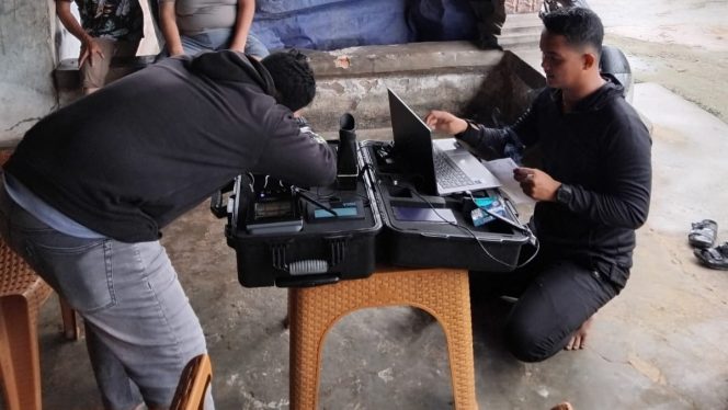 
 Disdukcapil Konsel saat memberikan pelayanan KTP di Rumah Warga. Foto: Istimewa