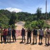 Warga menyegel perusahaan tambang batu suplit bernama PT Pasifik Sukses Jaya. Foto: Istimewa