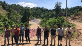 Warga menyegel perusahaan tambang batu suplit bernama PT Pasifik Sukses Jaya. Foto: Istimewa
