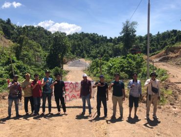 Warga menyegel perusahaan tambang batu suplit bernama PT Pasifik Sukses Jaya. Foto: Istimewa