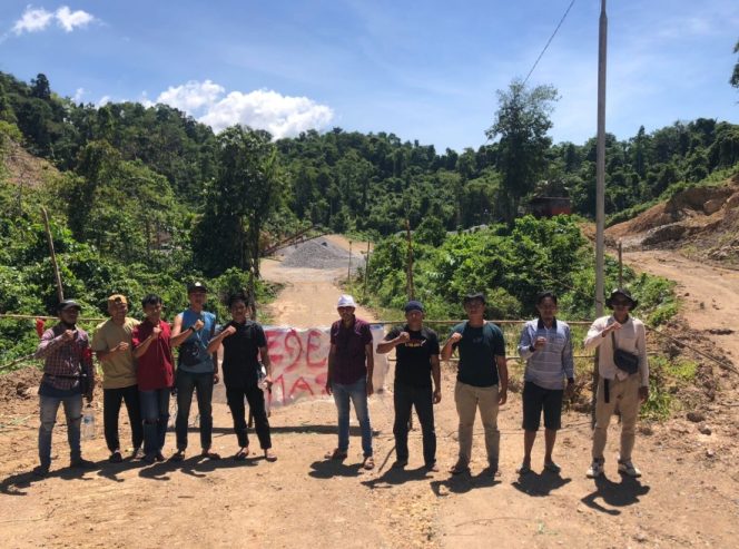 
 Warga menyegel perusahaan tambang batu suplit bernama PT Pasifik Sukses Jaya. Foto: Istimewa