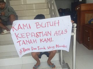 Salah satu petaka bentuk protes masyarakat Abeli dan Nambo saat aksi unjukrasa. Foto: Istimewa