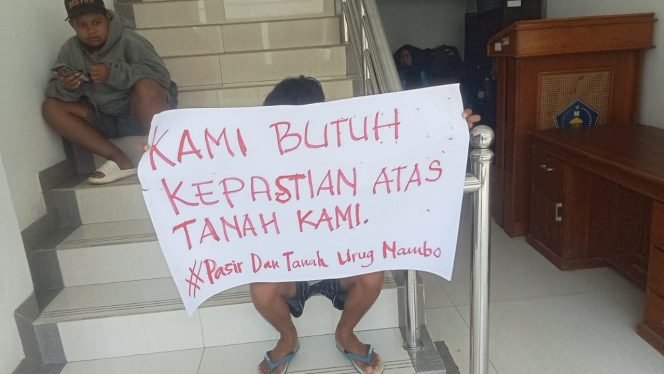 
 Salah satu petaka bentuk protes masyarakat Abeli dan Nambo saat aksi unjukrasa. Foto: Istimewa