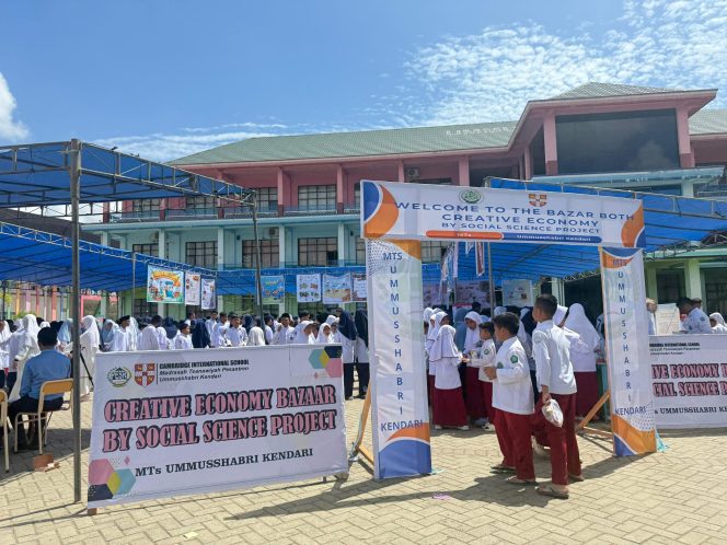 
 Madrasah Tsanawiyah (MTs) Ummusabri Kendari menggelar bazar ekonomi kreatif. Foto: Istimewa