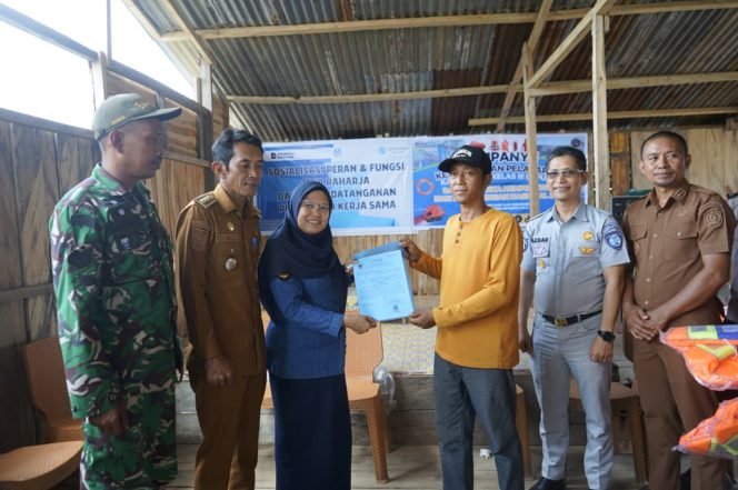 
 Kepala KUPP Kelas III Lapuko menyerahkan Pas Kecil di Pelabuhan Lainea. Foto: Istimewa