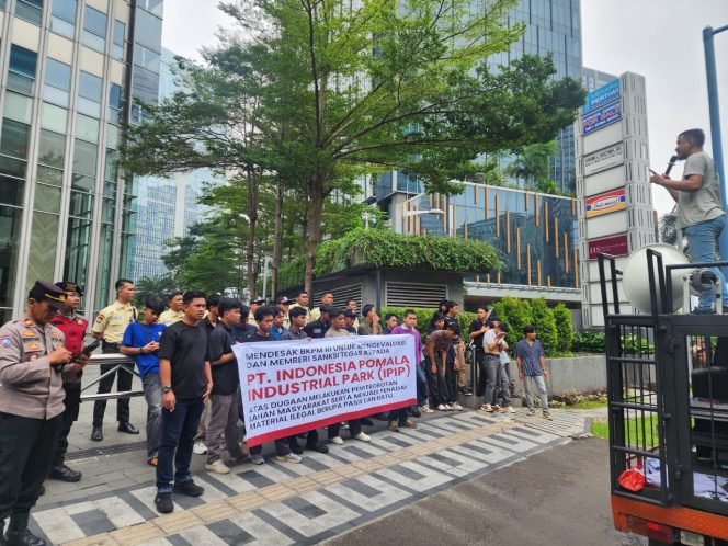 
 KPI Sultra menggelar aksi demonstrasi di kantor BKPM RI dan kantor pusat PT Indonesia Pomalaa Industrial Park (IPIP). Foto: Istimewa