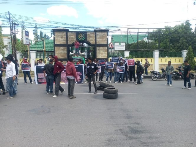 Gerakan Anti Korupsi Sulawesi Tenggara (Gertak Sultra) menggelar aksi demonstrasi di Kejati Sultra menuntut pengusutan dugaan korupsi pembangunan bandara Kolaka Utara yang diduga menyeret nama Bupati. Foto: Istimewa