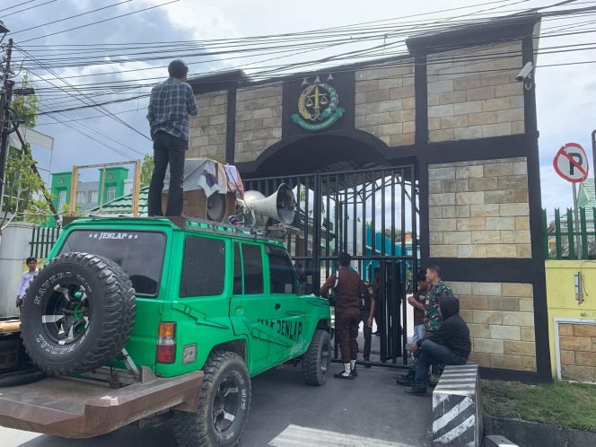 
 AMPK Sultra menggelar aksi unjuk rasa di Kantor Kejati Sultra. Foto: Istimewa
