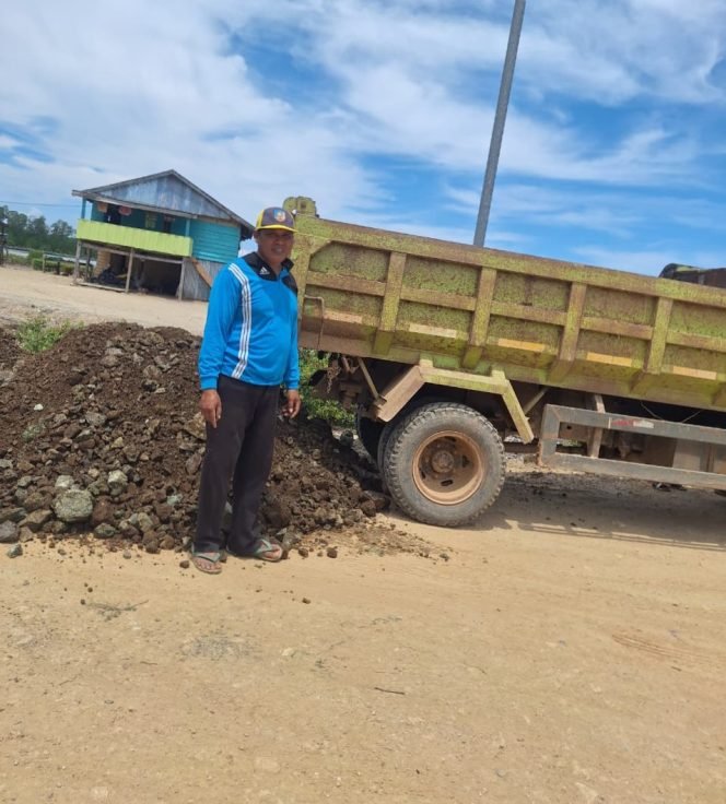 Perbaikan jalan Desa Mondoe oleh PT WIN. Foto: Istimewa