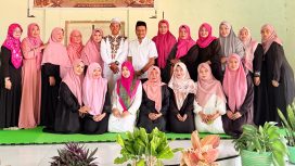 Pose bersama kepala sekolah, penceramah dan para guru SMAN 8 Konsel usai acara peringatan mauled Nabi Muhammad SAW. Foto: Istimewa  