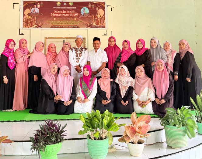 
 Pose bersama kepala sekolah, penceramah dan para guru SMAN 8 Konsel usai acara peringatan mauled Nabi Muhammad SAW. Foto: Istimewa  
