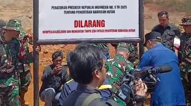 Satgas PKH menyegel kawasan konsesi pertambangan nikel PT Tonia Mitra Sejahtera (TMS) di Kabaena, Kabupaten Bombana. Foto: Istimewa