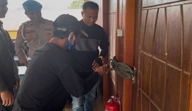 Ratusan warga menyegel kantor eksternal PT Sulawesi Cahaya Mineral (SCM) di Desa Lalomerui, Kecamatan Routa, Kabupaten Konawe. Foto: Istimewa