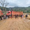 Masyarakat Routa Bersatu memblokade jalan hauling dan pintu masuk utama PT Sulawesi Cahaya Mineral (SCM) Desa Lalomerui. Foto: Istimewa