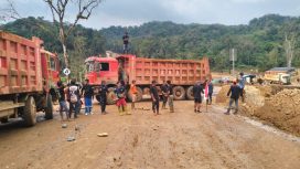 Masyarakat Routa Bersatu memblokade jalan hauling dan pintu masuk utama PT Sulawesi Cahaya Mineral (SCM) Desa Lalomerui. Foto: Istimewa