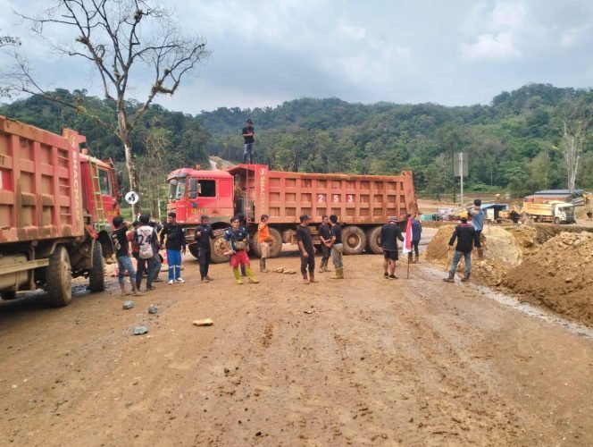 
 Masyarakat Routa Bersatu memblokade jalan hauling dan pintu masuk utama PT Sulawesi Cahaya Mineral (SCM) Desa Lalomerui. Foto: Istimewa