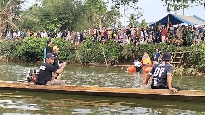 
 Tim gabungan dari Polres Konawe Utara, Koramil Asera, Basarnas, dan BPBD Konut melakukan pencarian terhadap korban. Foto: Istimewa
