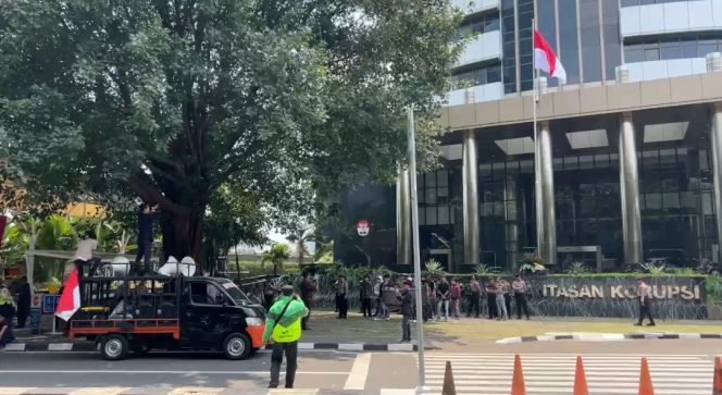 
 Koalisi Aktivis Nusantara menggelar aksi demonstrasi di KPK menuntut pengusutan dugaan penyalahgunaan wewenang Kepala Desa Lalampu, Kecamatan Bahodopi, Kabupaten Morowali. Foto: Istimewa