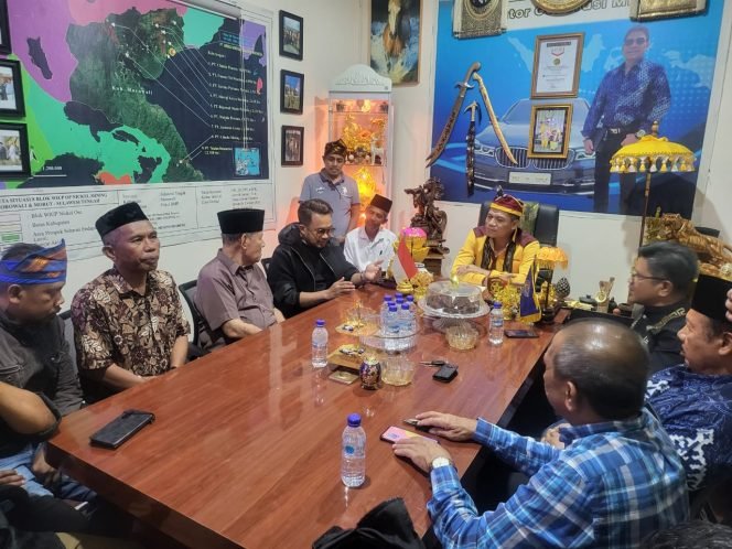 
 La Ode Umar Bonte dan Ridwan Badallah sepakat berdamai usai dimediasi Presiden Pemersatu Masyarakat Muna Indonesia bersama tokoh adat dan tokoh masyarakat Muna. Foto: Istimewa
