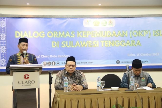 
 Kepala Kantor Kemenag Provinsi Sulawesi Tenggara, H. Muhamad Saleh, membuka kegiatan Dialog Ormas Kepemudaan (OKP) Islam Lingkup Provinsi Sulawesi Tenggara. Foto: Istimewa
