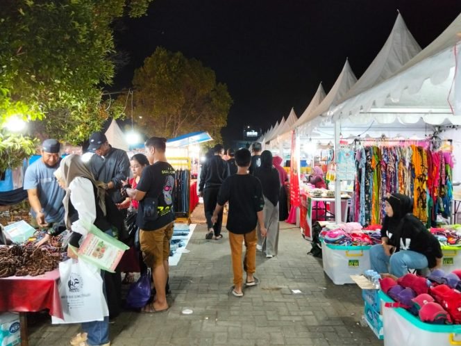 
 Para pelaku UMKM menjajakan jaualannya di arena STQHN. Foto: Istimewa