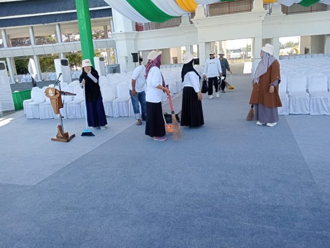 
 Satgas Ekoteologi Kanwil Kemenag Provinsi Sultra melakukan pembersihan di Arena Utama STQHN dan kawasan Tugu Persatuan Kota Kendari. Foto: Istimewa  