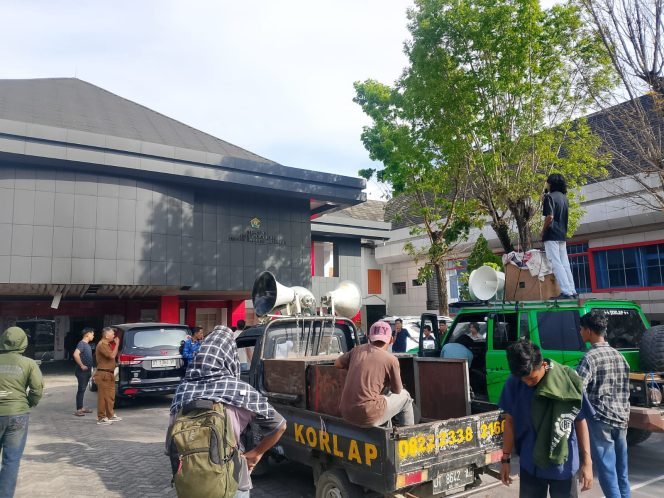 
 Gerakan Mahasiswa Peduli Rakyat (Gempur) Sultra saat menggelar aksi demonstrasi di Gedung DPRD Sultra pada Senin, 20 Oktober 2025.