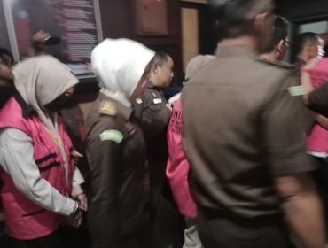 Tiga tersangka digiring ke mobil tahanan. Foto: Penafaktual.com