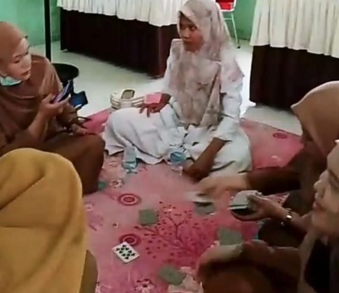 
 Skrenshoot video yang memperlihatkan sejumlah pegawai Puskesmas Kabaena Utara Kabupaten Bombana diduga sedang bermain kartu di ruang Puskesamas saat jam kerja. Foto: Istimewa