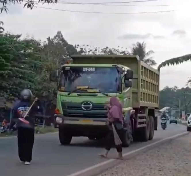 
 Ibu-ibu di Kabupaten Kolaka menghadang mobil truk bermuatan timbunan. Foto: Istimewa