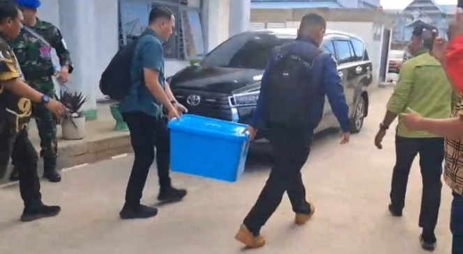 
 Jampidsus Kejaksaan Agung membawa sejumlah dokumen yang disita dari Kantor Dinas Kehutanan (Dishut) Provinsi Sulawesi Tenggara. Foto: Istimewa