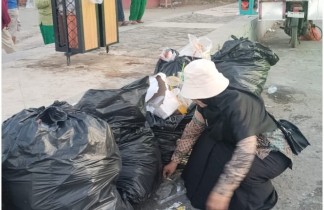 
 Satgas Ekoteologi mengumpulkan sampah dan menjaga kebersihan area STQH. Foto: Istimewa