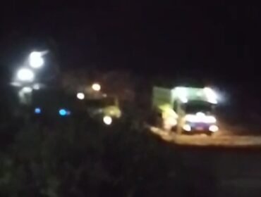 Truck kontraktor proyek Bypass-Rumbia masih gunakan jalan nasional tanpa izin. Foto: Istimewa