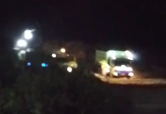 Truck kontraktor proyek Bypass-Rumbia masih gunakan jalan nasional tanpa izin. Foto: Istimewa