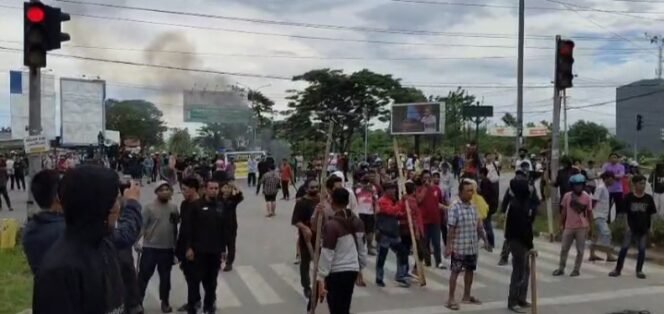 Sejumlah wagra tapak kuda memblokade perempatan lampu merah by pass kendari sambil memgang kayu balok. Foto: Penafaktual.com