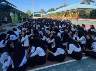 Siswa-siswi SMPN 9 Kendari diberikan edukasi tentang bahaya narkoba dan menggelorakan semangat anti narkotika di kalangan generasi muda. Foto: Istimewa