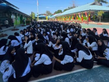 Siswa-siswi SMPN 9 Kendari diberikan edukasi tentang bahaya narkoba dan menggelorakan semangat anti narkotika di kalangan generasi muda. Foto: Istimewa