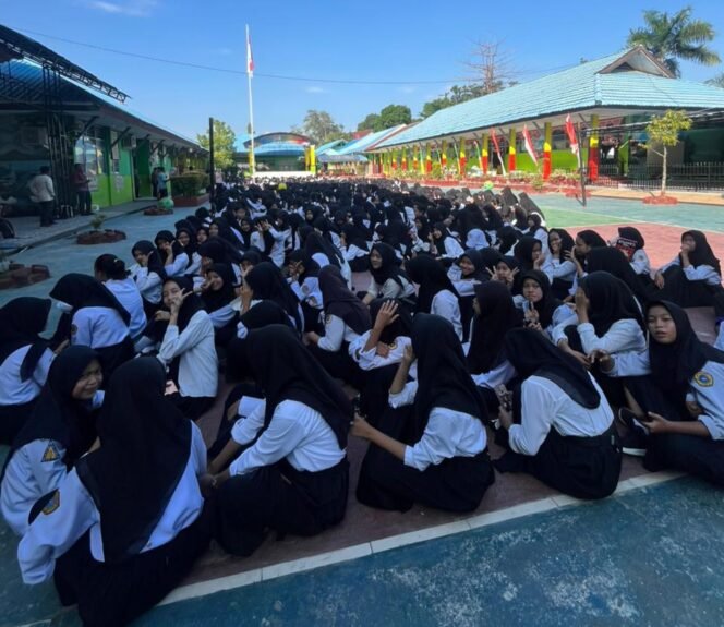 Siswa-siswi SMPN 9 Kendari diberikan edukasi tentang bahaya narkoba dan menggelorakan semangat anti narkotika di kalangan generasi muda. Foto: Istimewa