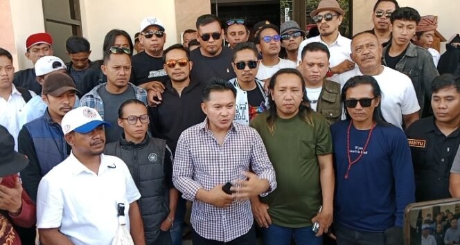 Kuasa khusus Kopperson, Fianus Arung, bersama relawan keadilan saat konferensi pers. Foto: Istimewa