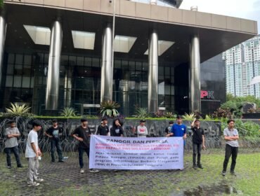 Sejumlah massa melakukan aksi demontrasi di Kantor KPK RI. Foto: Istimewa