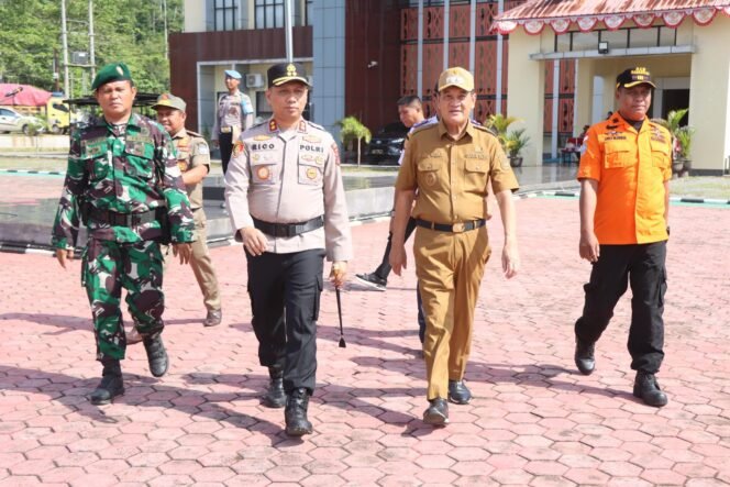 
 Kapolres Konawe Utara, AKBP Rico Fernanda, S.H., S.I.K., M.H, memimpin Apel Kesiapan Tanggap Bencana 2025 di Lapangan Apel Mapolres 