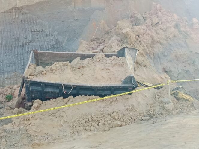 
 Seorang sopir truk bernama Alamsyah (27) tewas tertimbun longsoran tanah saat melakukan aktivitas pengambilan material. 