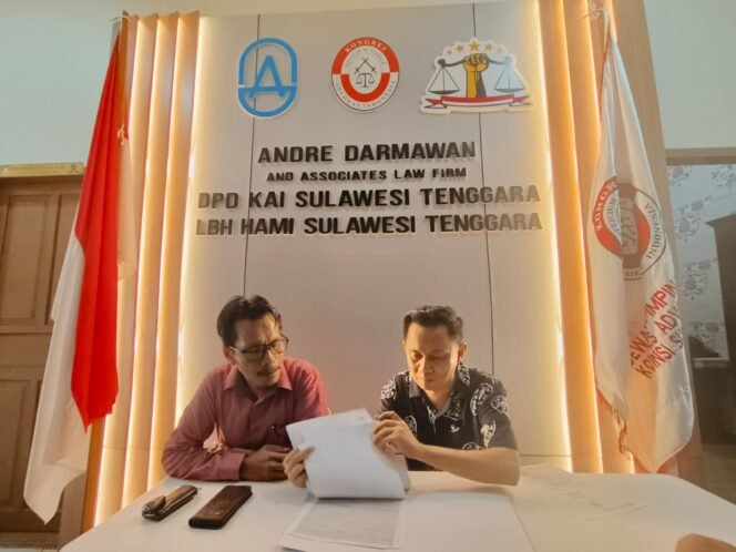 
 Kuasa Hukum Pelapor, Andri Darmawan dan rekannya. Foto: Penafaktual.com