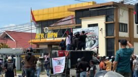 Massa KOPPERSON menggeruduk Kantor Badan Pertanahan Nasional (BPN) Kota Kendari. Foto: Istimewa