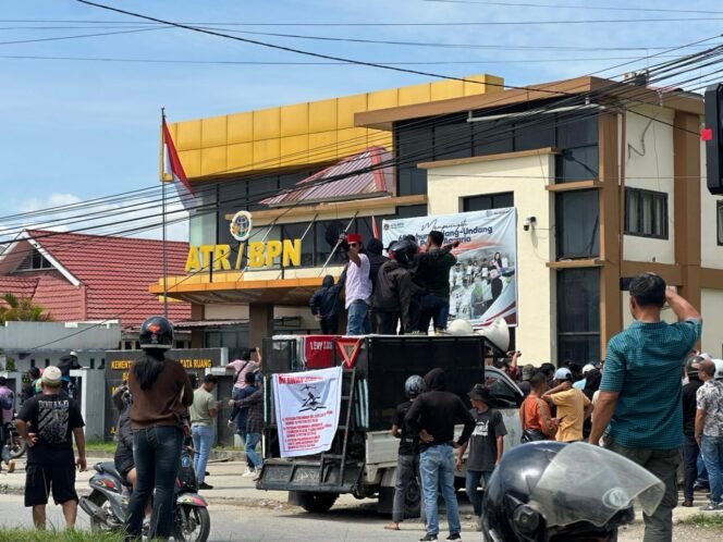 
 Massa KOPPERSON menggeruduk Kantor Badan Pertanahan Nasional (BPN) Kota Kendari. Foto: Istimewa