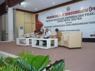 Wakil Ketua Bidang Hukum dan Hak Asasi Manusia (HAM) Kadin Sultra, Supriadi, saat hadir sebagai pembicara dalam Focus Group Discussion (FGD) Raperda TJSLP di salah satu hotel di Kendari, Selasa, 18 November 2025. Foto: Istimewa