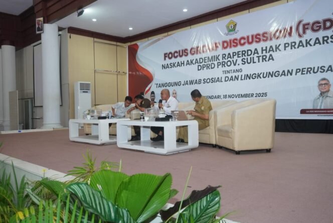 
 Wakil Ketua Bidang Hukum dan Hak Asasi Manusia (HAM) Kadin Sultra, Supriadi, saat hadir sebagai pembicara dalam Focus Group Discussion (FGD) Raperda TJSLP di salah satu hotel di Kendari, Selasa, 18 November 2025. Foto: Istimewa