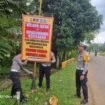 Satlantas Polres Konawe Utara menggelar aksi pemasangan baliho edukasi keselamatan di sejumlah titik strategis. Foto: Istimewa